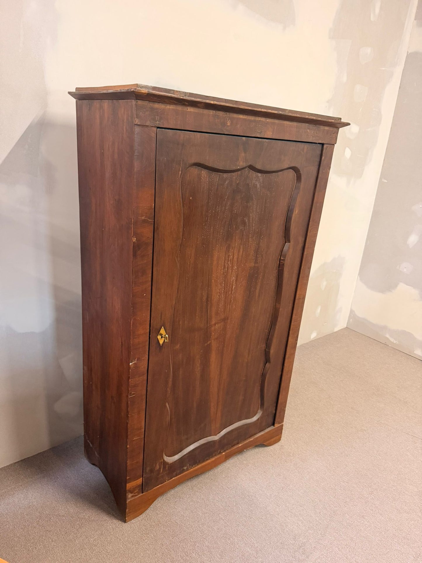 Antiker Biedermeier Schrank aus Holz mit Regalböden um 1930