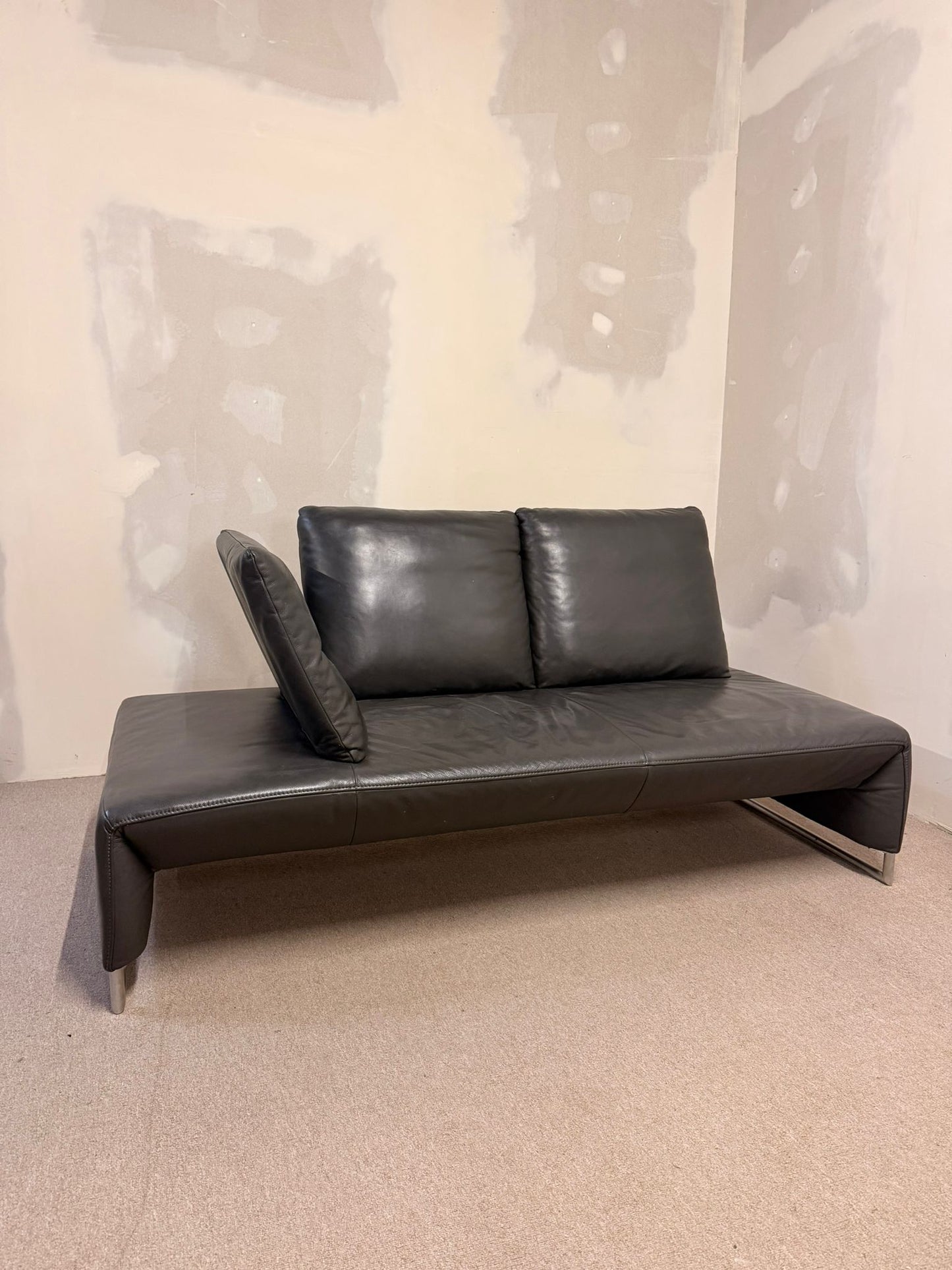 Koinor 2er Designersofa Ramon aus Leder Grau, Metallfüsse