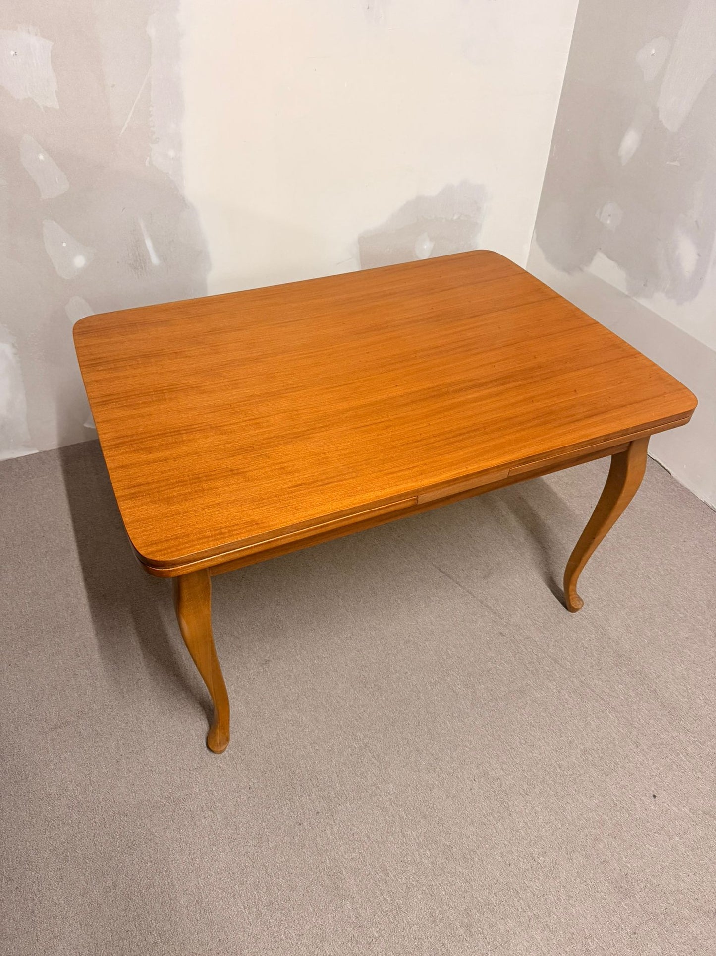 Vintage ausziehbarer Esstisch aus Holz, geschwungene Beine