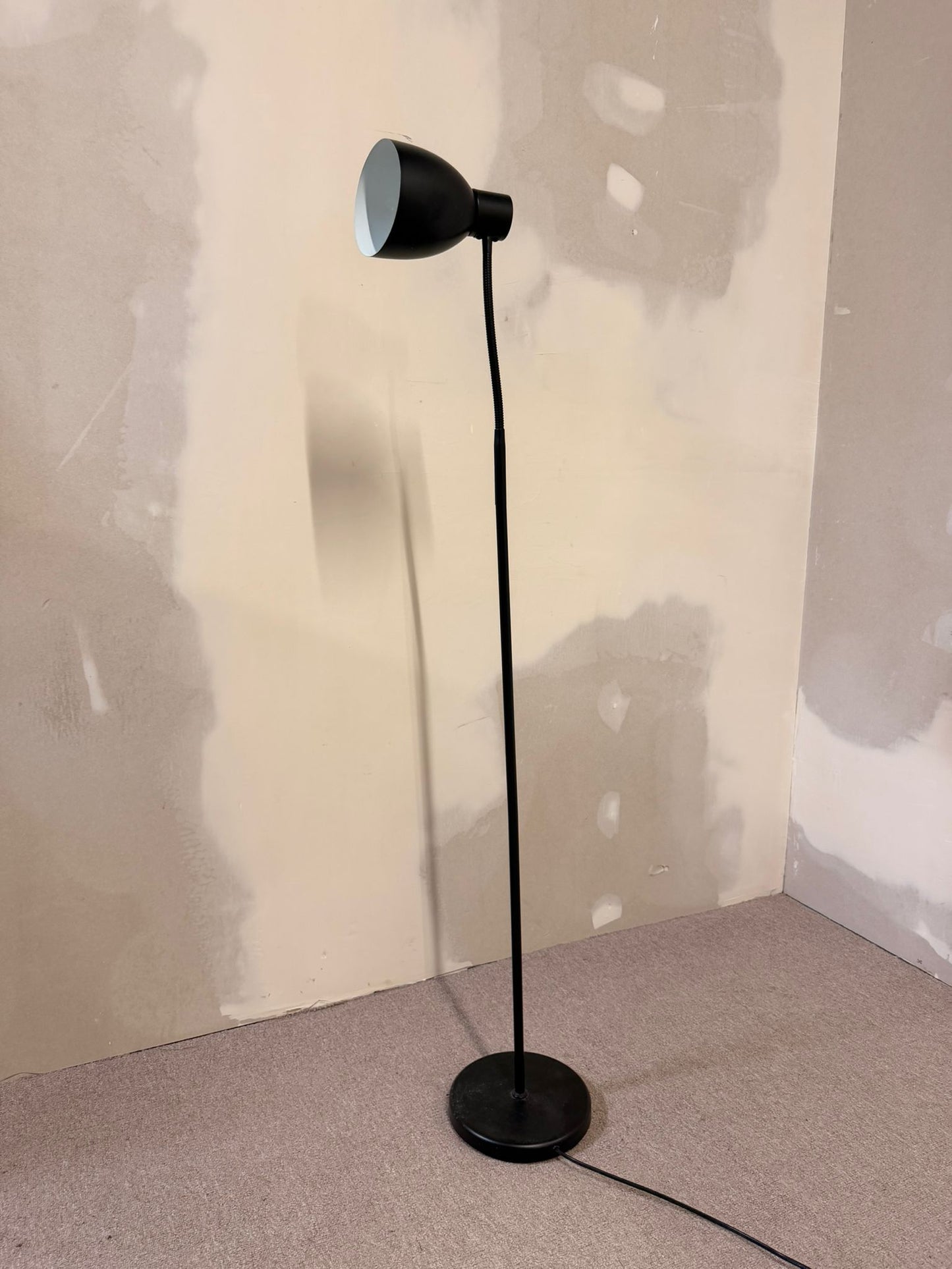 Schwarze Stehlampe im Bauhaus Stil verstellbar