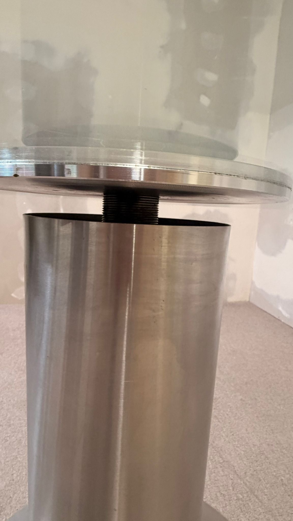 Edler Esstisch aus Glas mit poliertem Edelstahlgestell rund