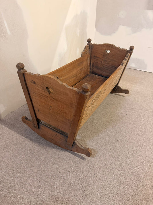 Antike rustikale Holz-Wiege mit Schnitzereien, Vintage
