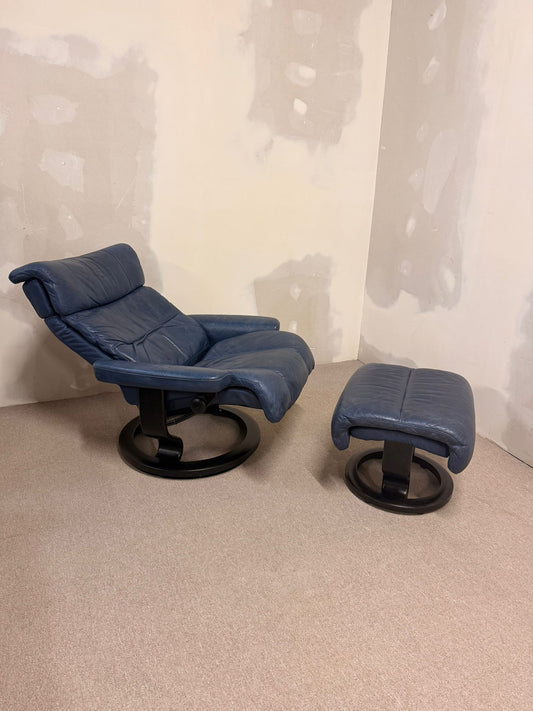 Ledersessel Relaxsessel von Stressless + Ottoman (L) in blau