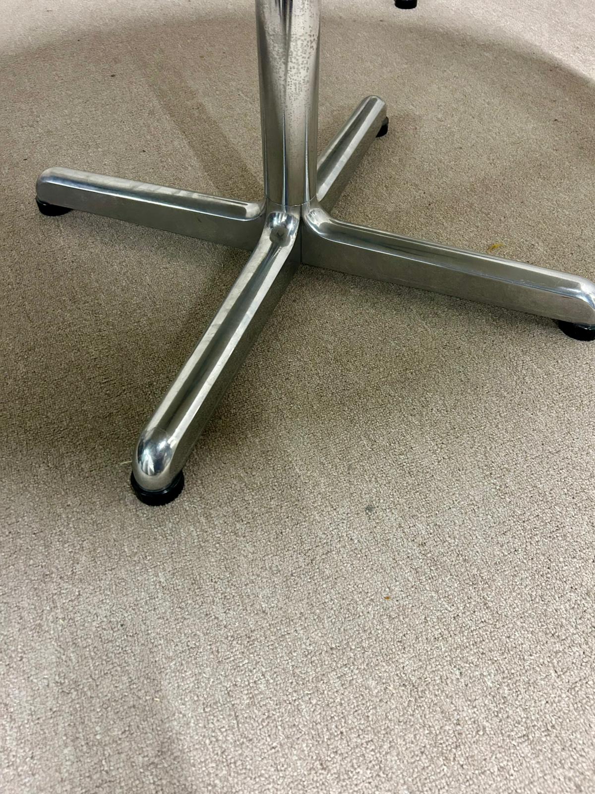 Runder Tisch mit weisser Platte + Chromfuss, Büro, 1x verf.