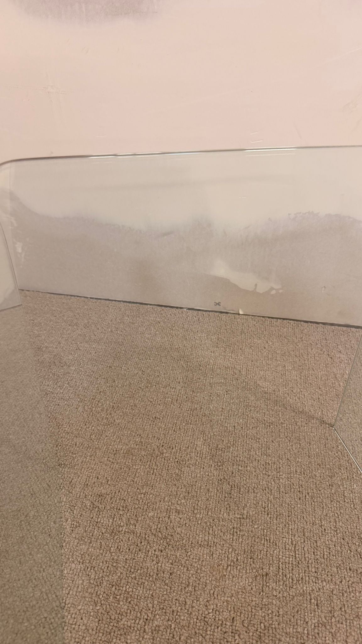 Eleganter Beistelltisch aus hochwertigem, gebogenem Sicherheitsglas