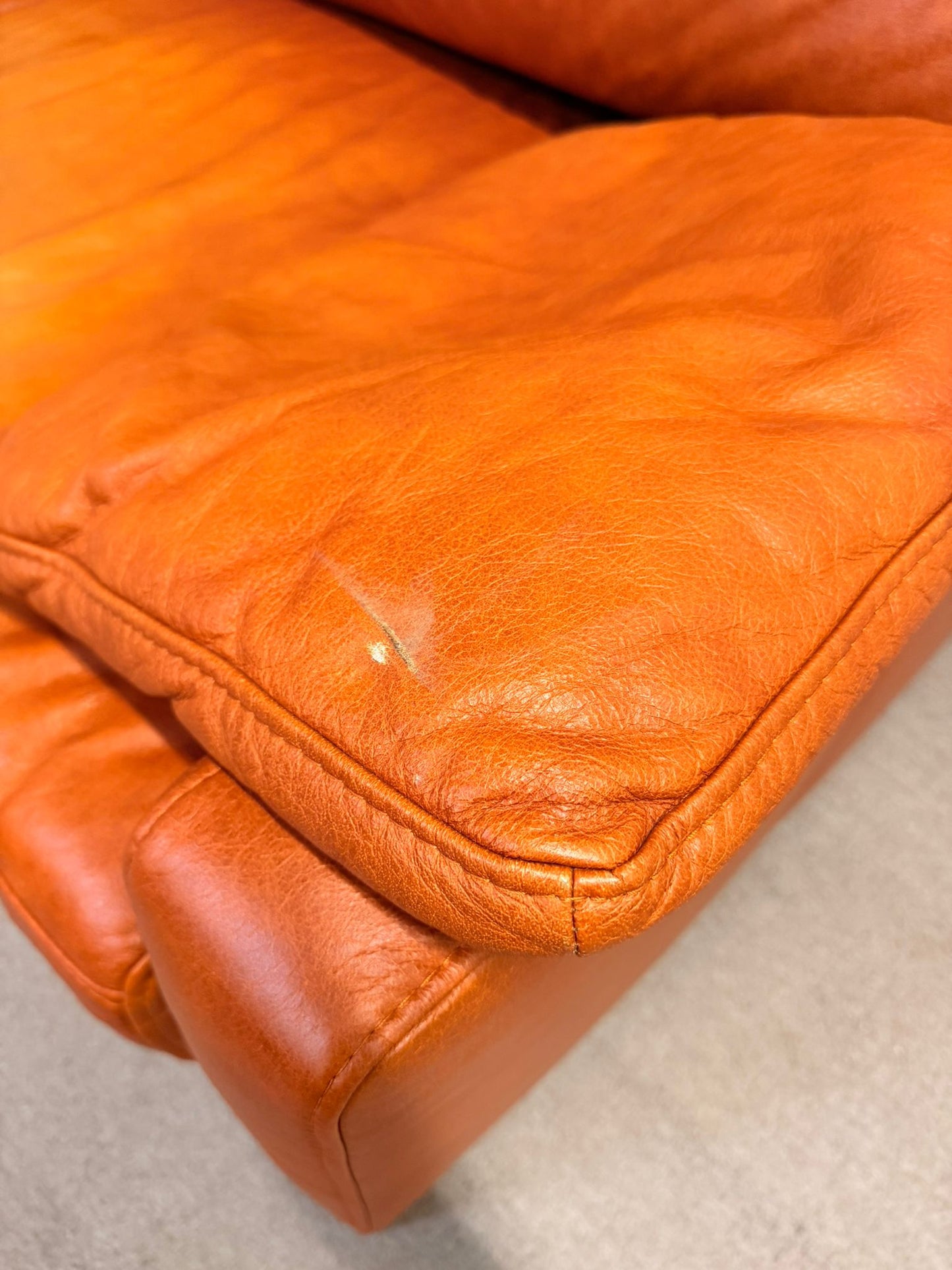 3-Sitzer Sofa aus Leder in Cognacfarbe und Holzfüsse