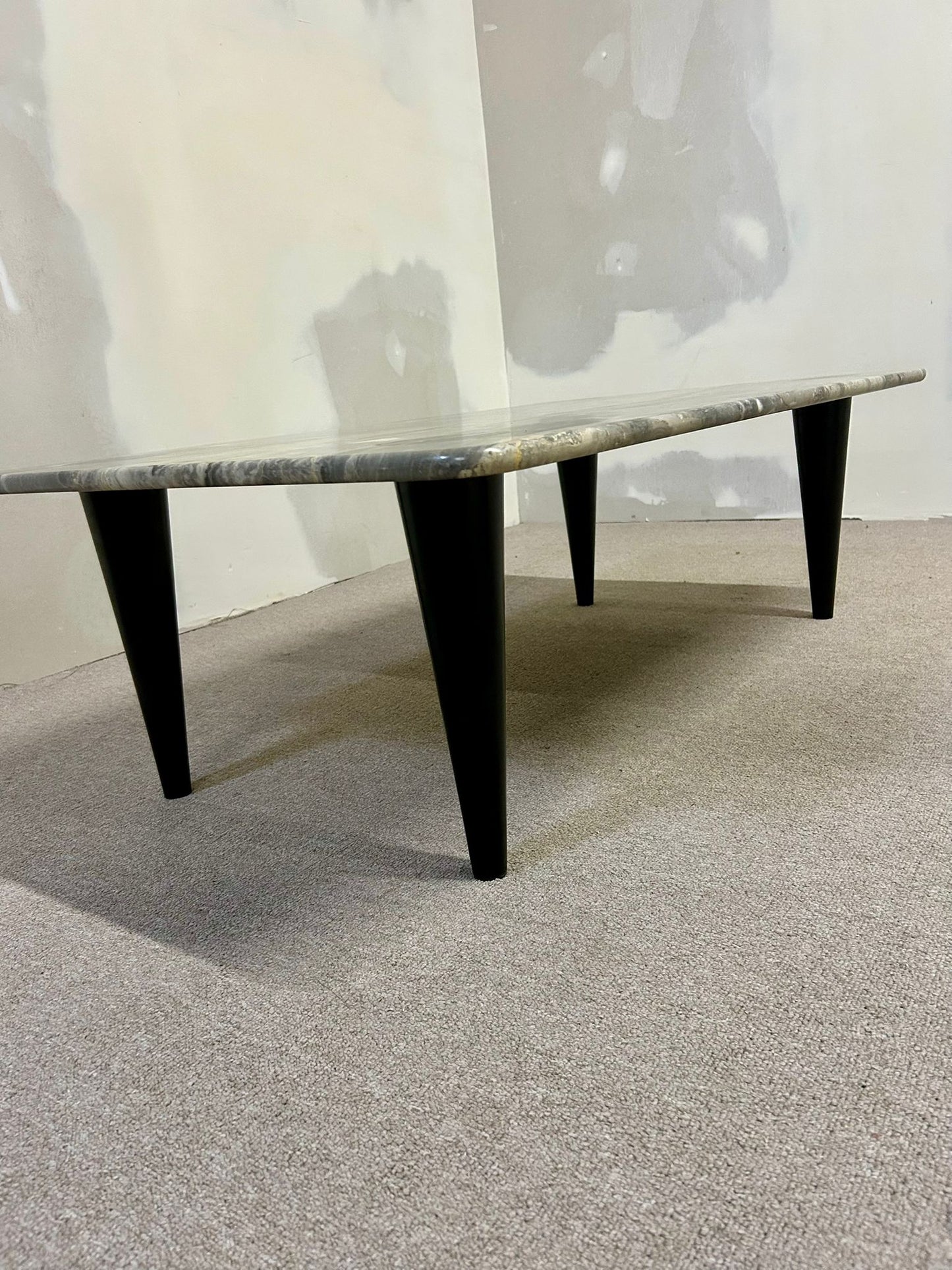Edler Marmor Couchtisch mit schwarzen Beinen