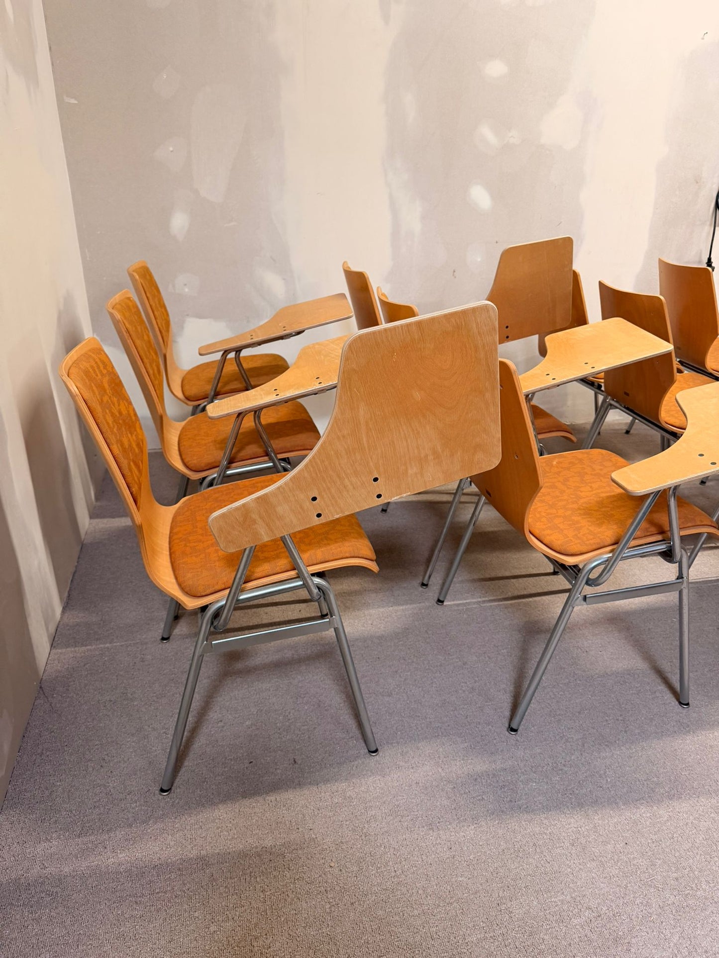 Vintage Stühle mit Schreibplatte stapelbar Seminarstuhl