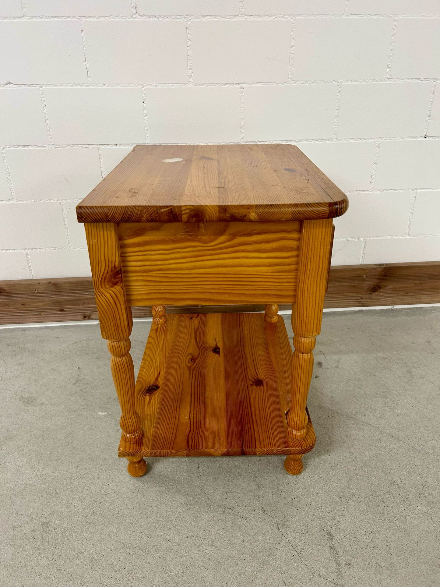 Nachttisch/Beistelltisch aus massivem Holz Top!