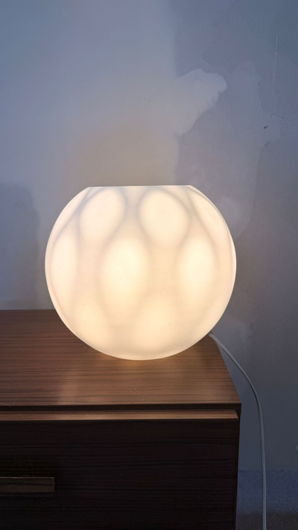 Vintage Designer Kugelleuchte aus Opalglas mit Lichtspiel