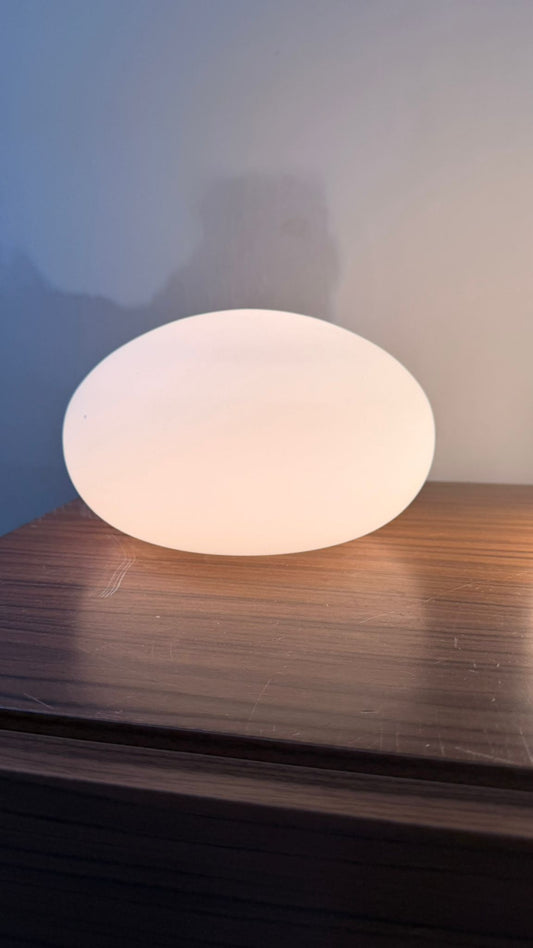 Space Age Tischlampe in Kieselsteinform Opalglas