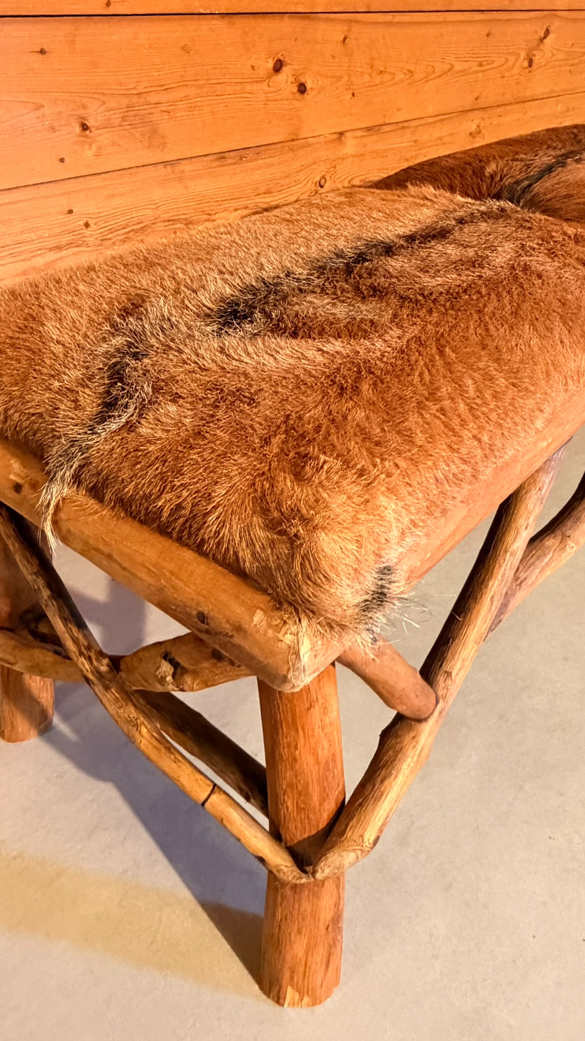 Rustikale Holzbank mit Echtfell im Chalet-Stil
