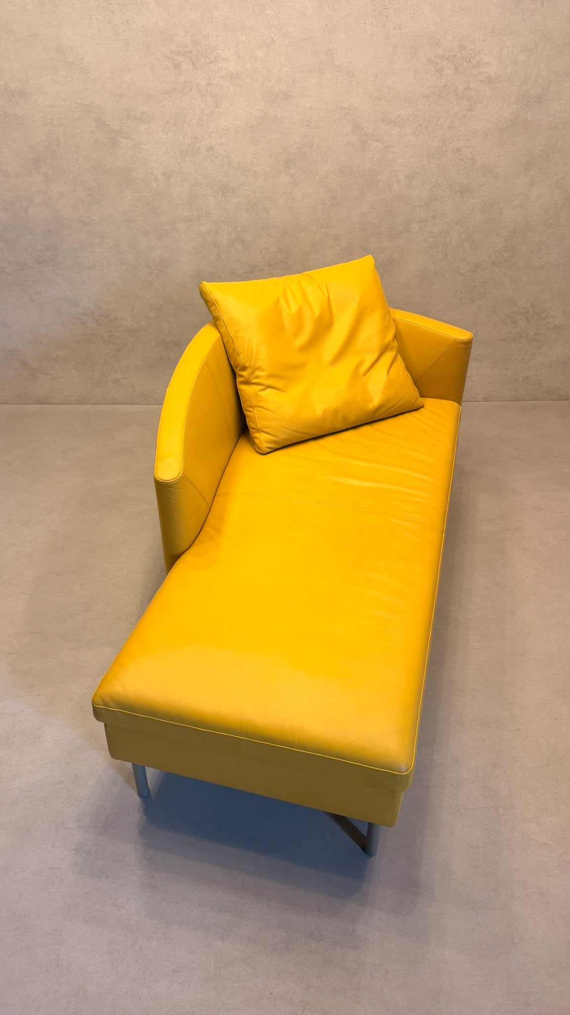 Dreipunkt Design Daybed Sofa aus Leder in Senfgelb