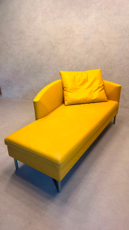 Dreipunkt Design Daybed Sofa aus Leder in Senfgelb