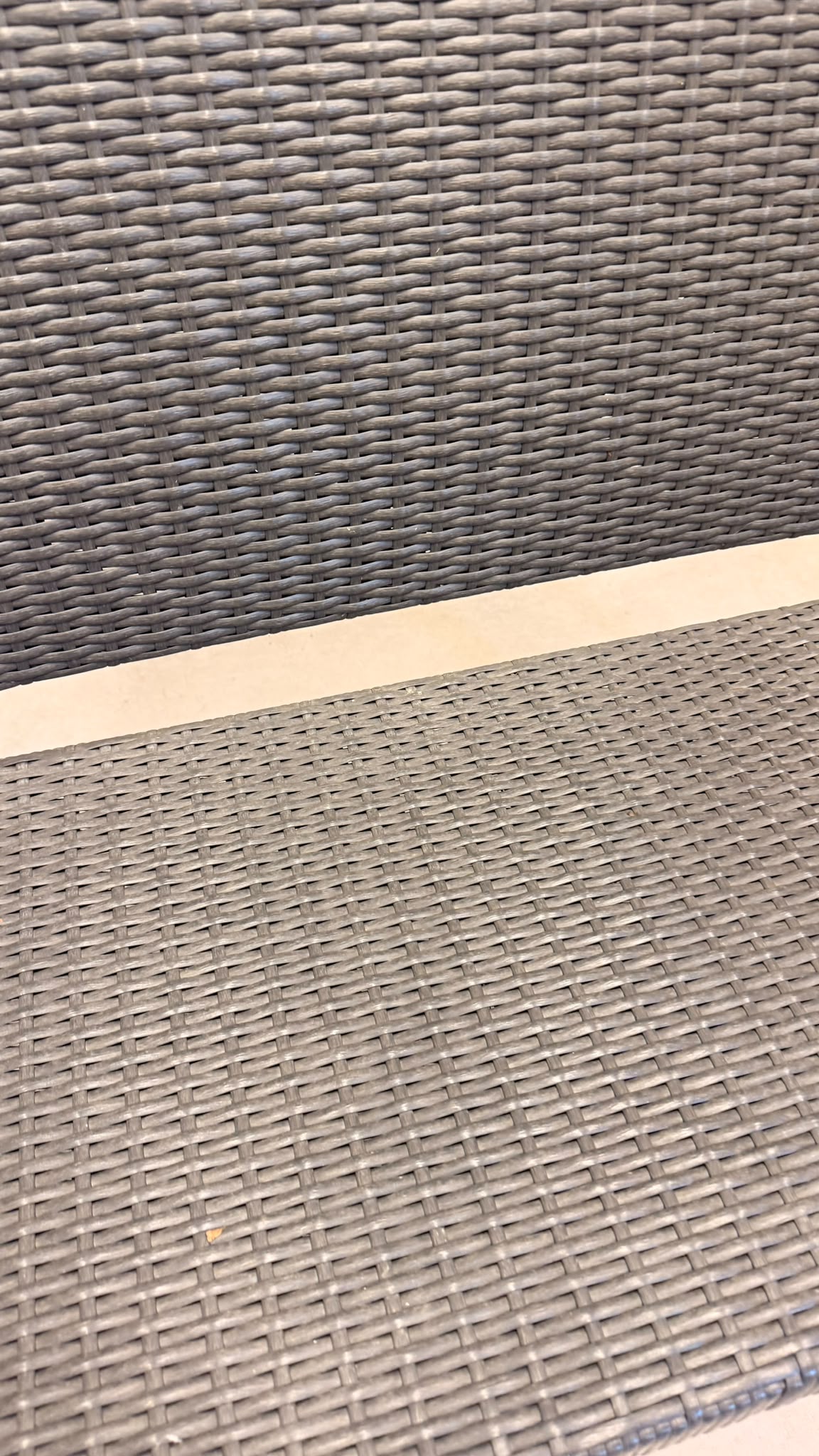 Polyrattan Gartenbank Grau 2-Sitzer Outdoor mit Holzarmlehne