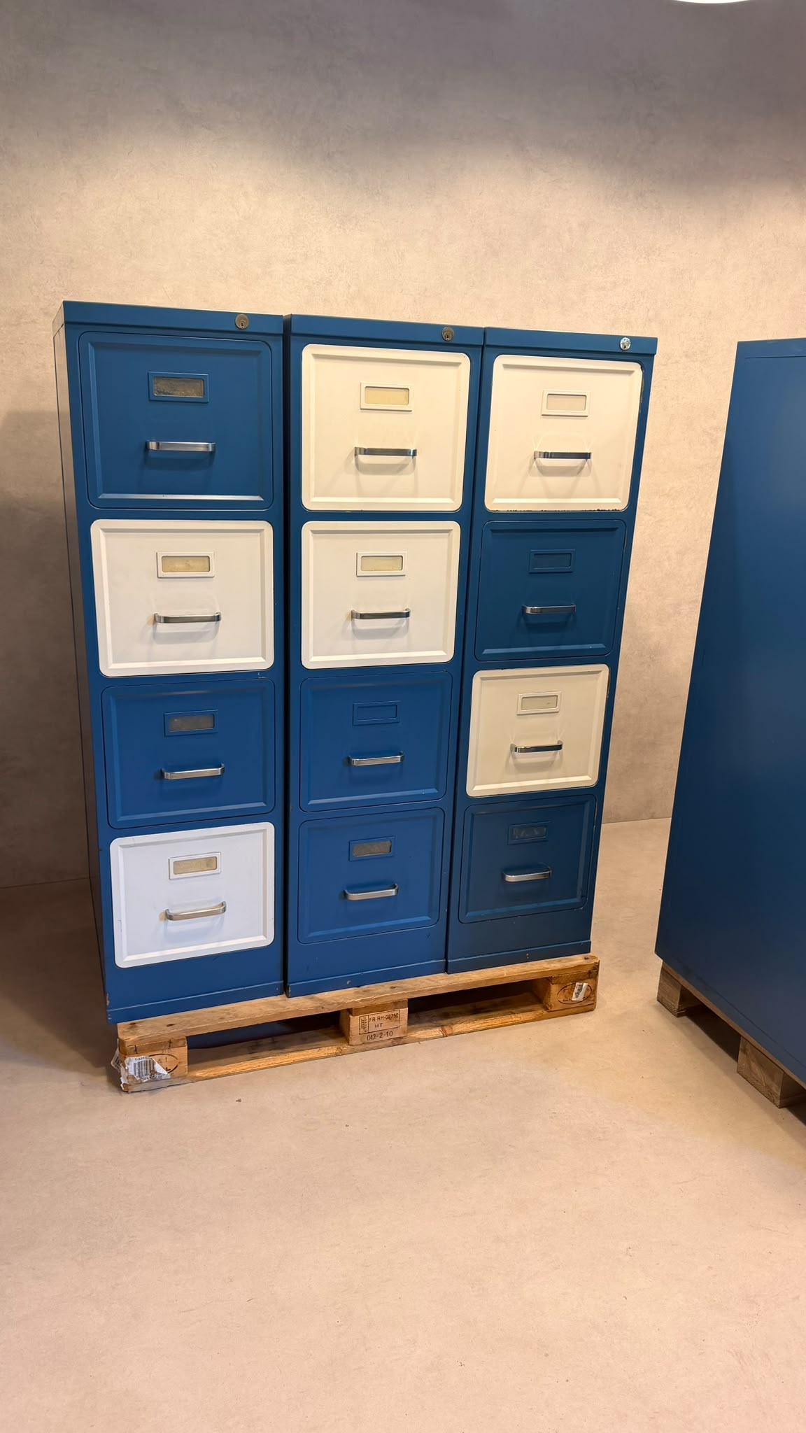 Industrial Metallschrank in Blau Weiss im Vintage Design