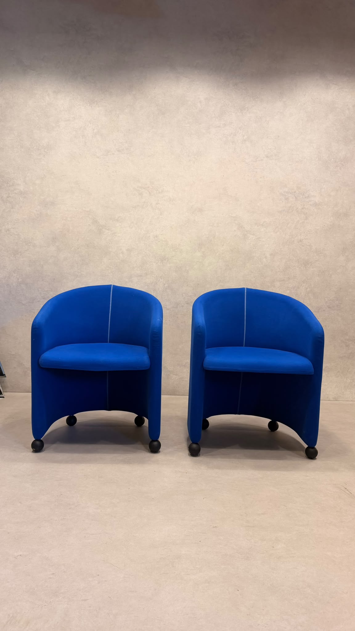 Postmoderne Sessel in Blau mit Kugelfüssen aus Holz