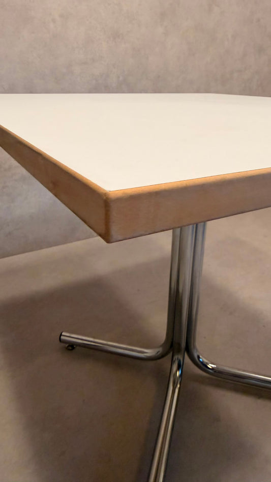 Vintage Tisch mit weisser Tischplatte und Chromfüsse