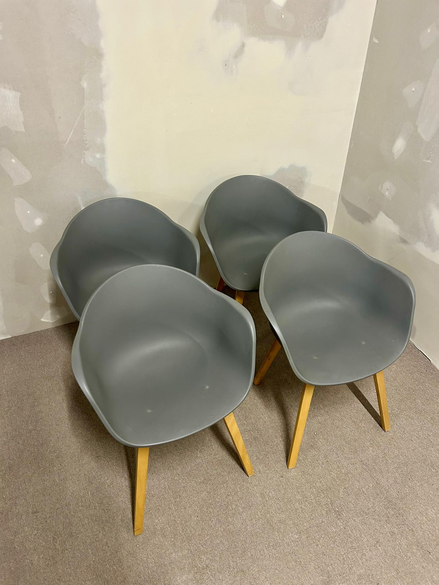 4x Grauer Schalenstuhl  Kunststoff/ Holz, Stuhl mit Armlehne