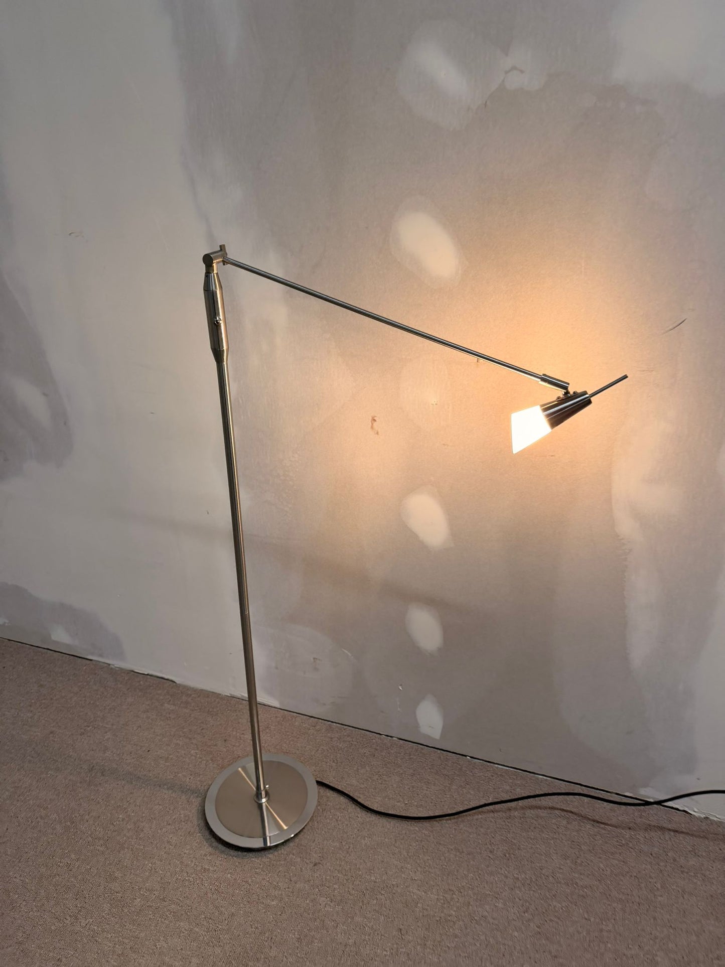 Filigrane Stehlampe Leseleuchte mit Schwenkarm, Edelstahl