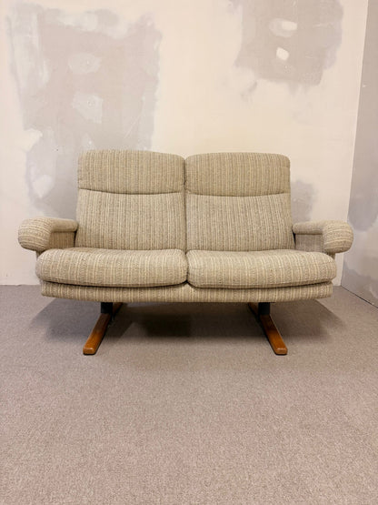 Dänisches Mid Century 2er Sofa mit Strukturstoffbezug, retro