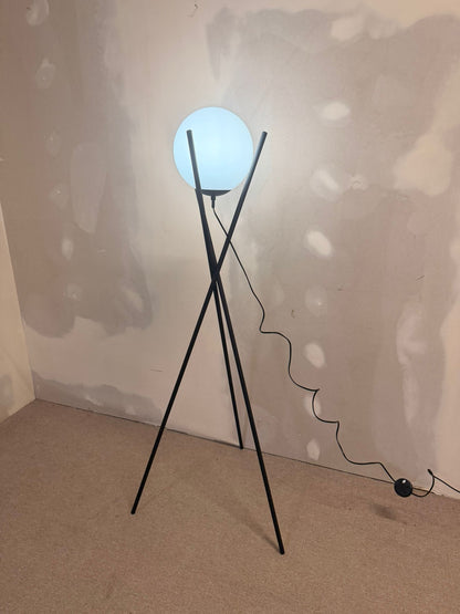 Stylische dreibein Stehlampe mit Glaskugel und Metallständer
