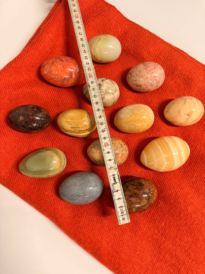 Set aus 13 polierten Naturstein Eier versch. Mineralien