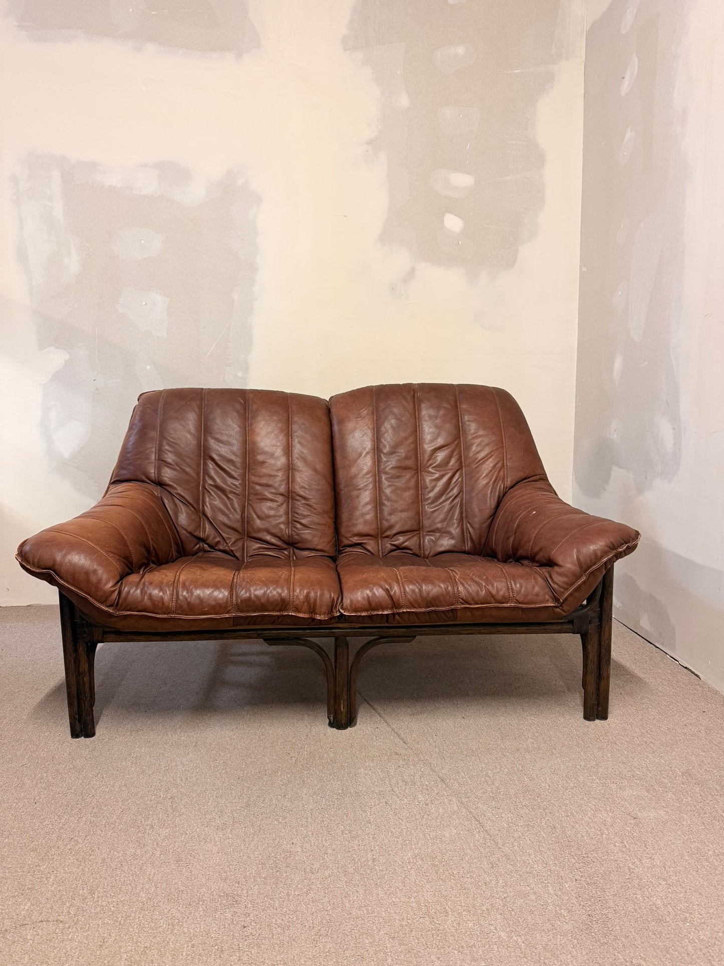 Vintage 2-sitzer Ledersofa mit Bambusgestell aus den 60er