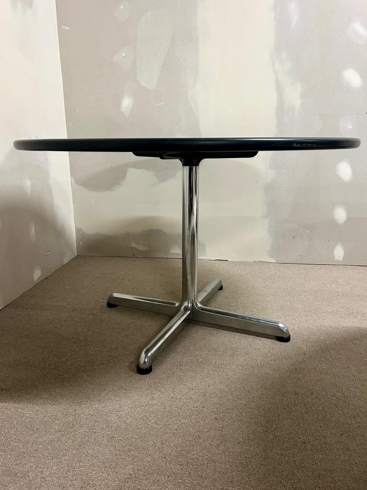 Runder Tisch mit weisser Platte + Chromfuss, Büro, 1x verf.