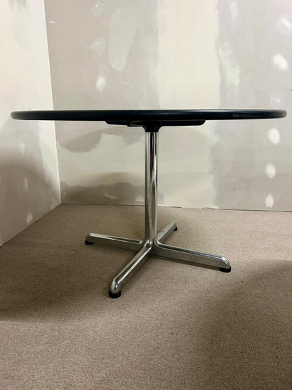 Runder Tisch mit weisser Platte + Chromfuss, Büro, 1x verf.