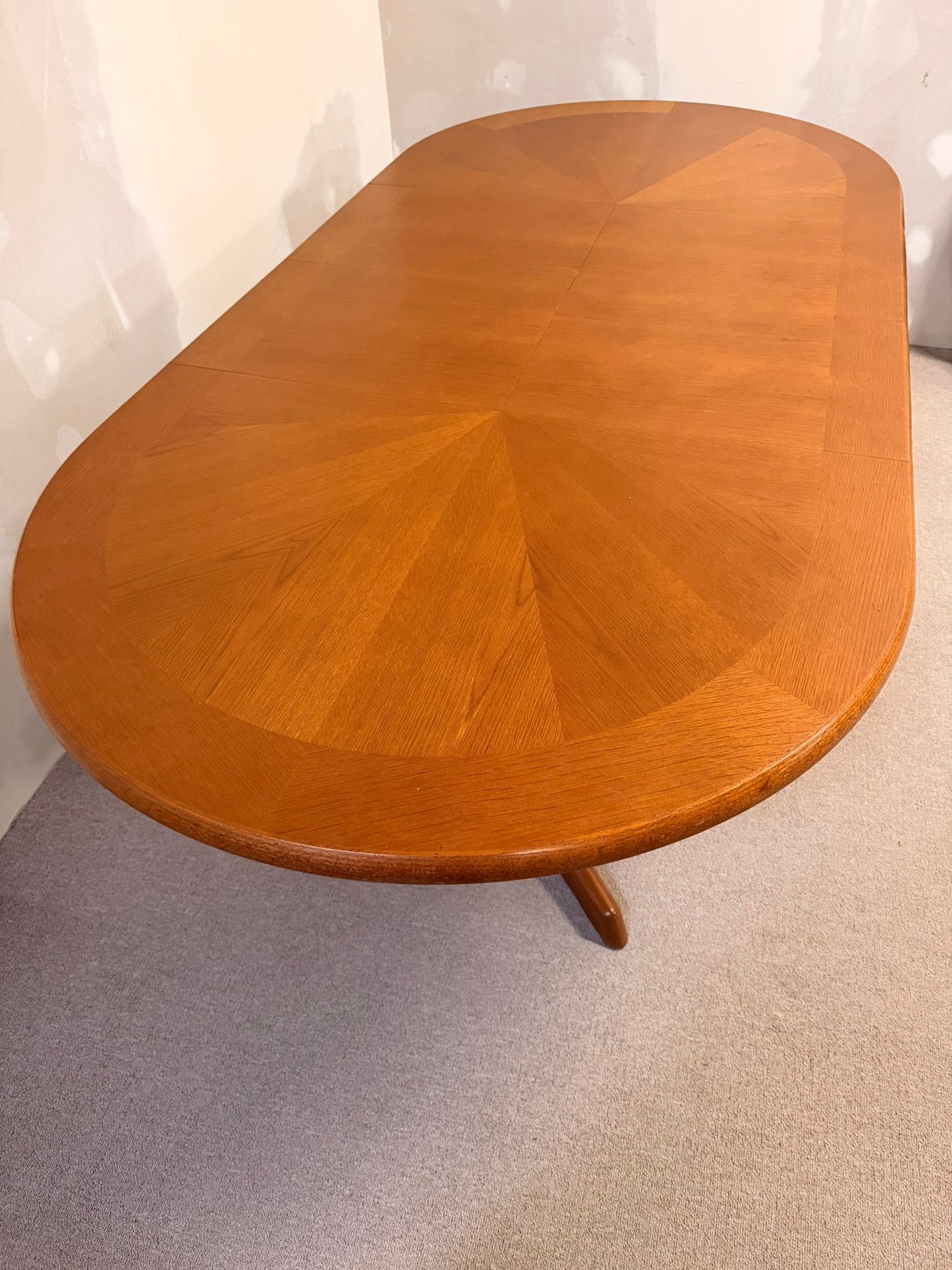 Mid Century Esstisch oval aus Holz ausziehbar in 2 Stufen