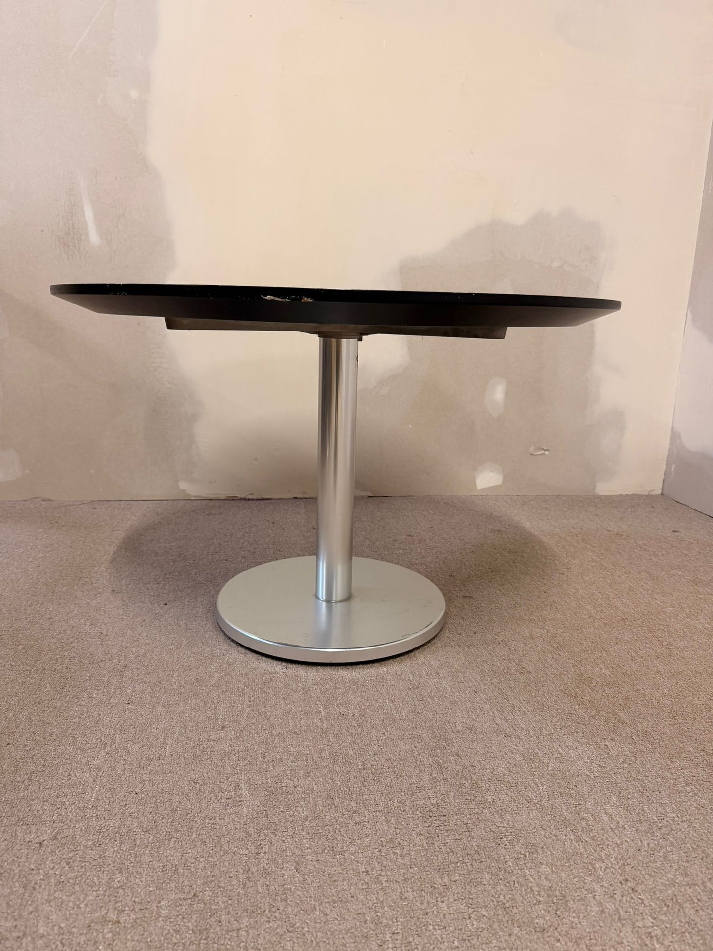 Runder Couchtisch mit Metallsockel im Tulip Stil