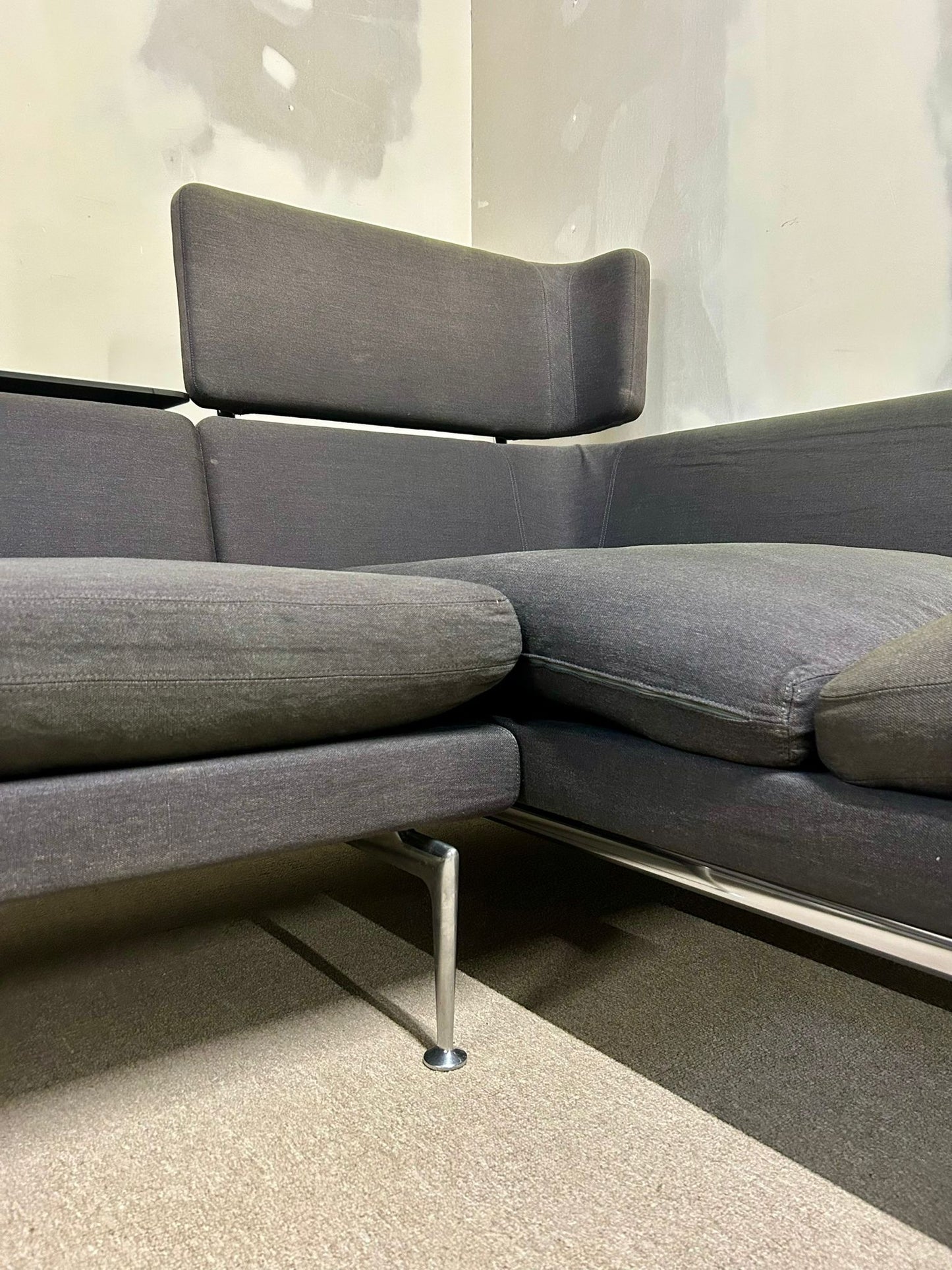 Vitra Suita Sofa, dunkelgrau modulares Ecksofa mit Ablage