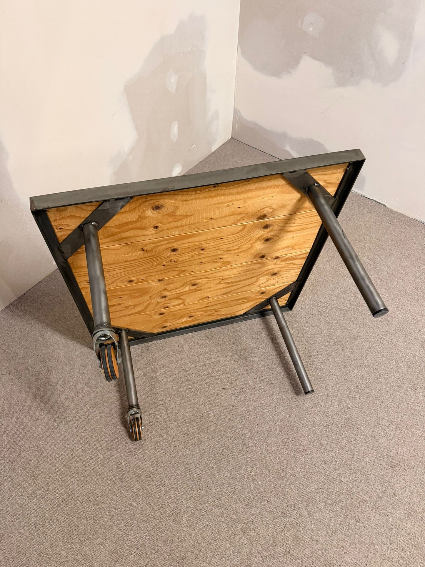 Couchtisch aus Holz und Metall mit 2 Rollen Handmade