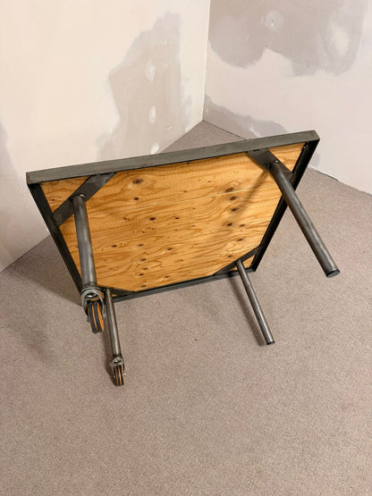 Couchtisch aus Holz und Metall mit 2 Rollen Handmade