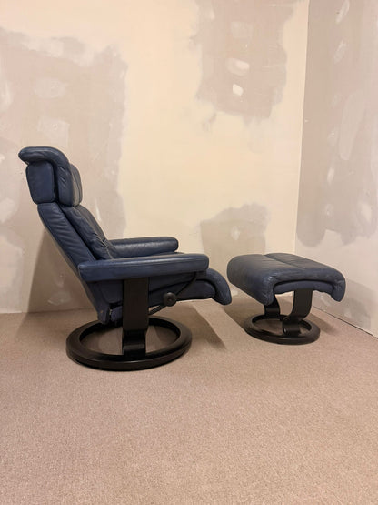 Ledersessel Relaxsessel von Stressless + Ottoman (L) in blau