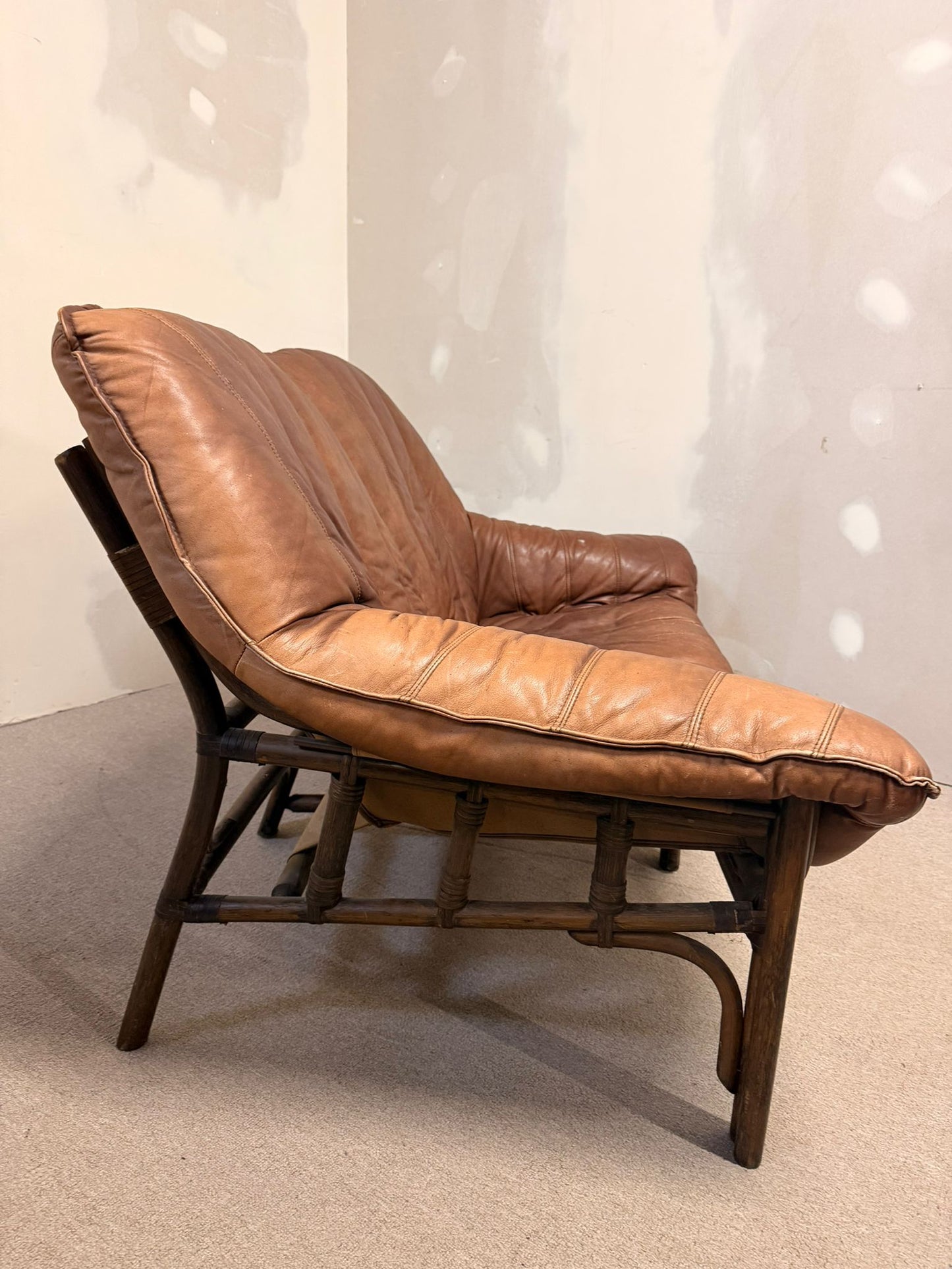 Vintage 2-sitzer Ledersofa mit Bambusgestell aus den 60er