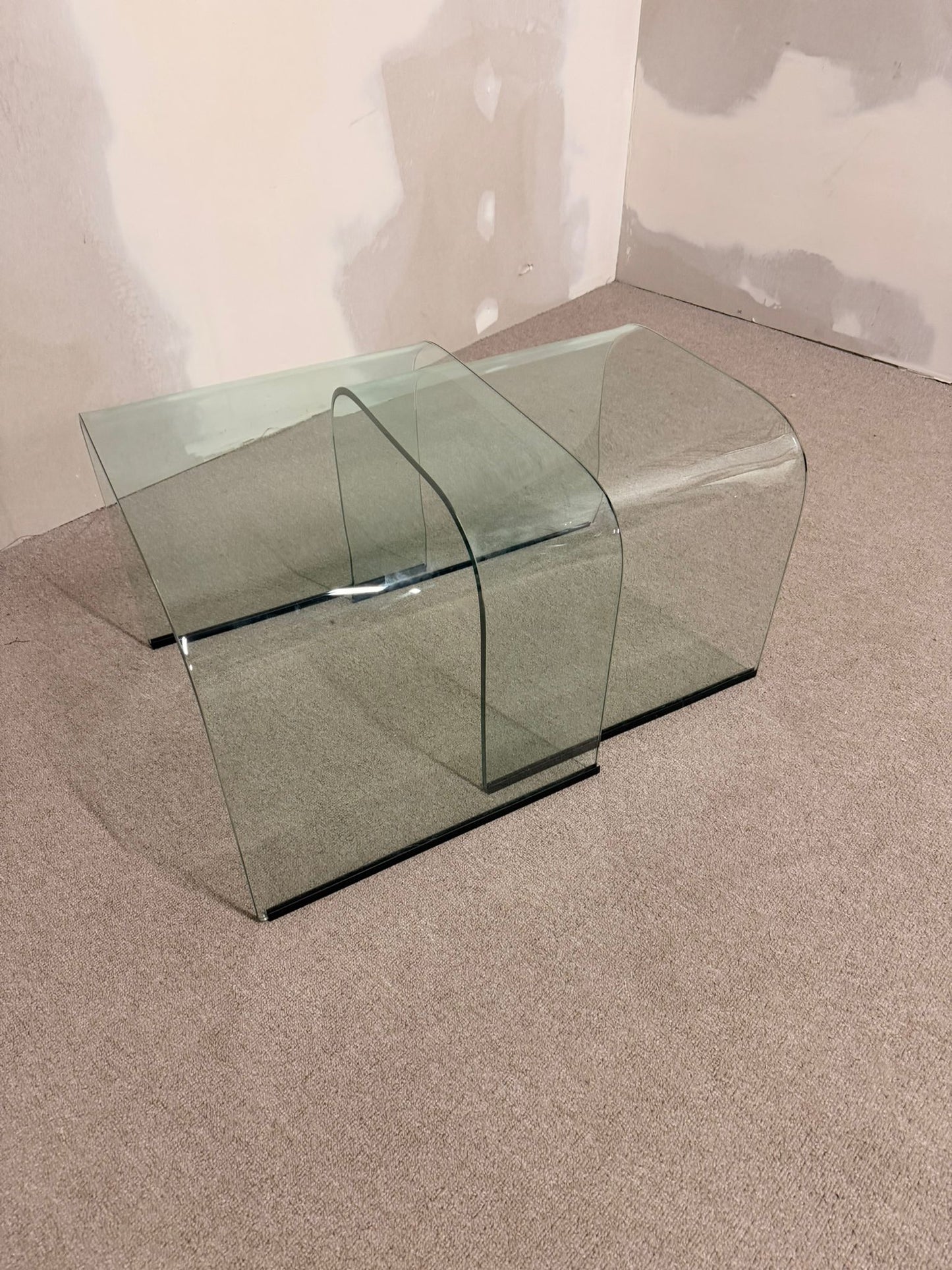 2er Set Gebogene Glas Beistelltische Waterfall Satztische