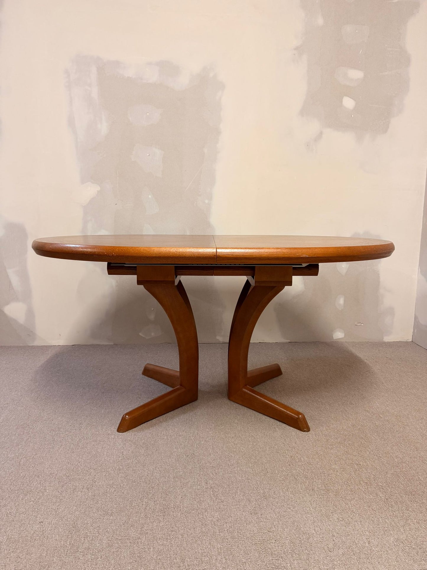 Mid Century Esstisch oval aus Holz ausziehbar in 2 Stufen