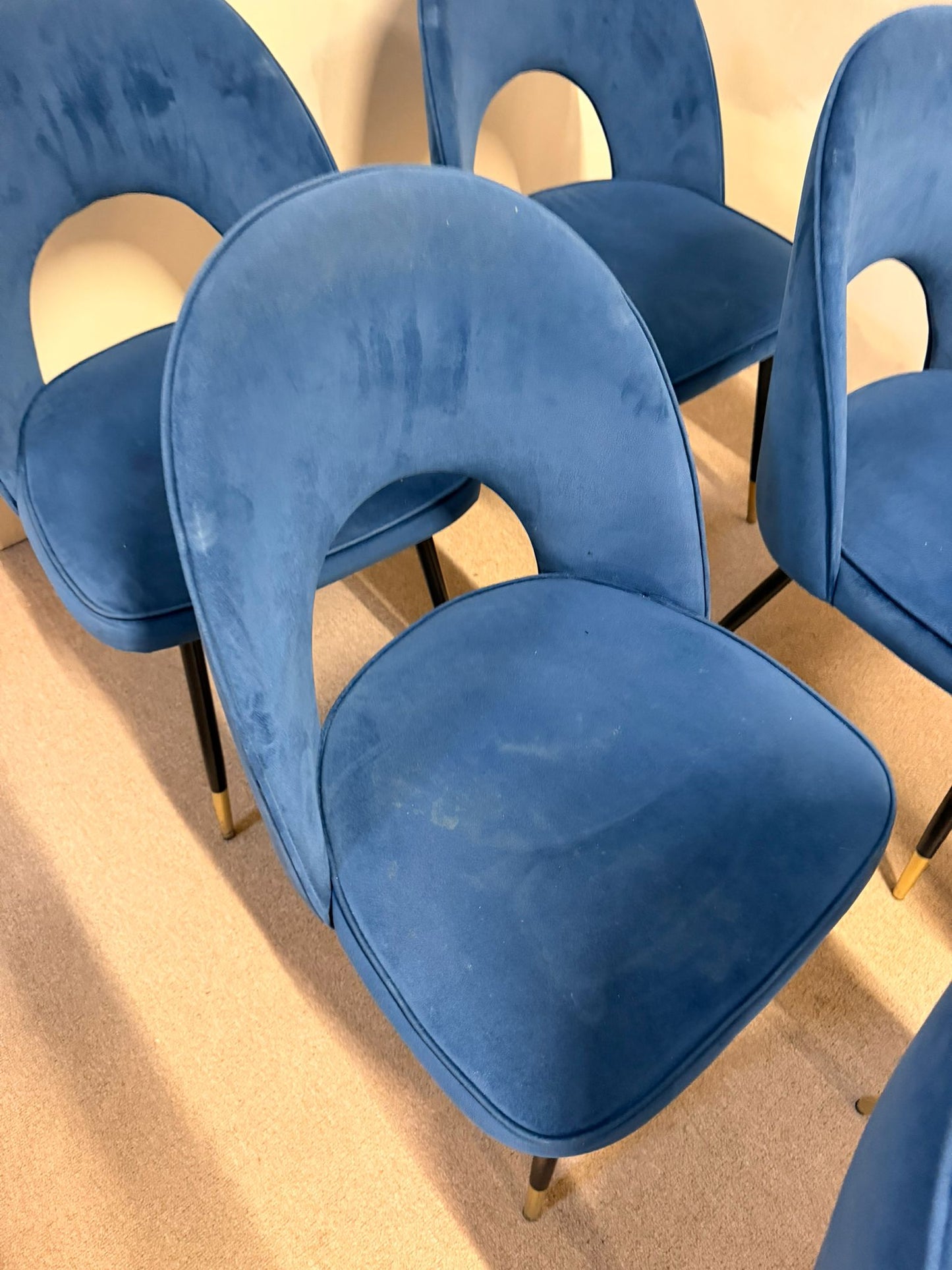 Moderne gepolsterte Esszimmerstühle mit blauem Samtstoff