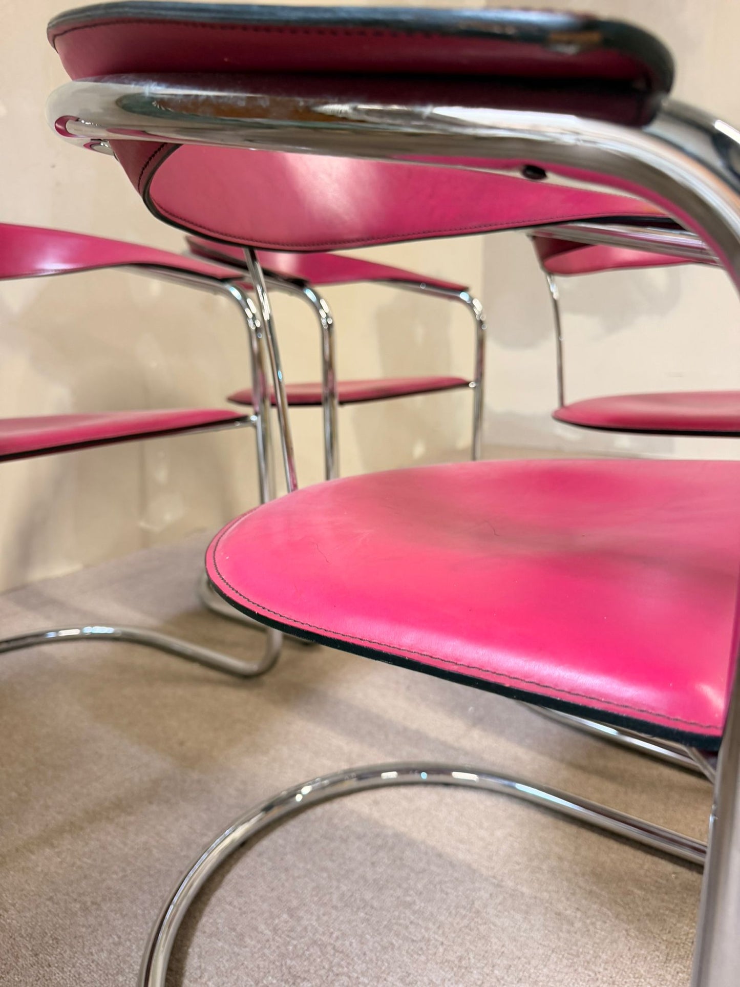 Seltene Canasta Freischwinger Stühle in Pink Arrben Italy