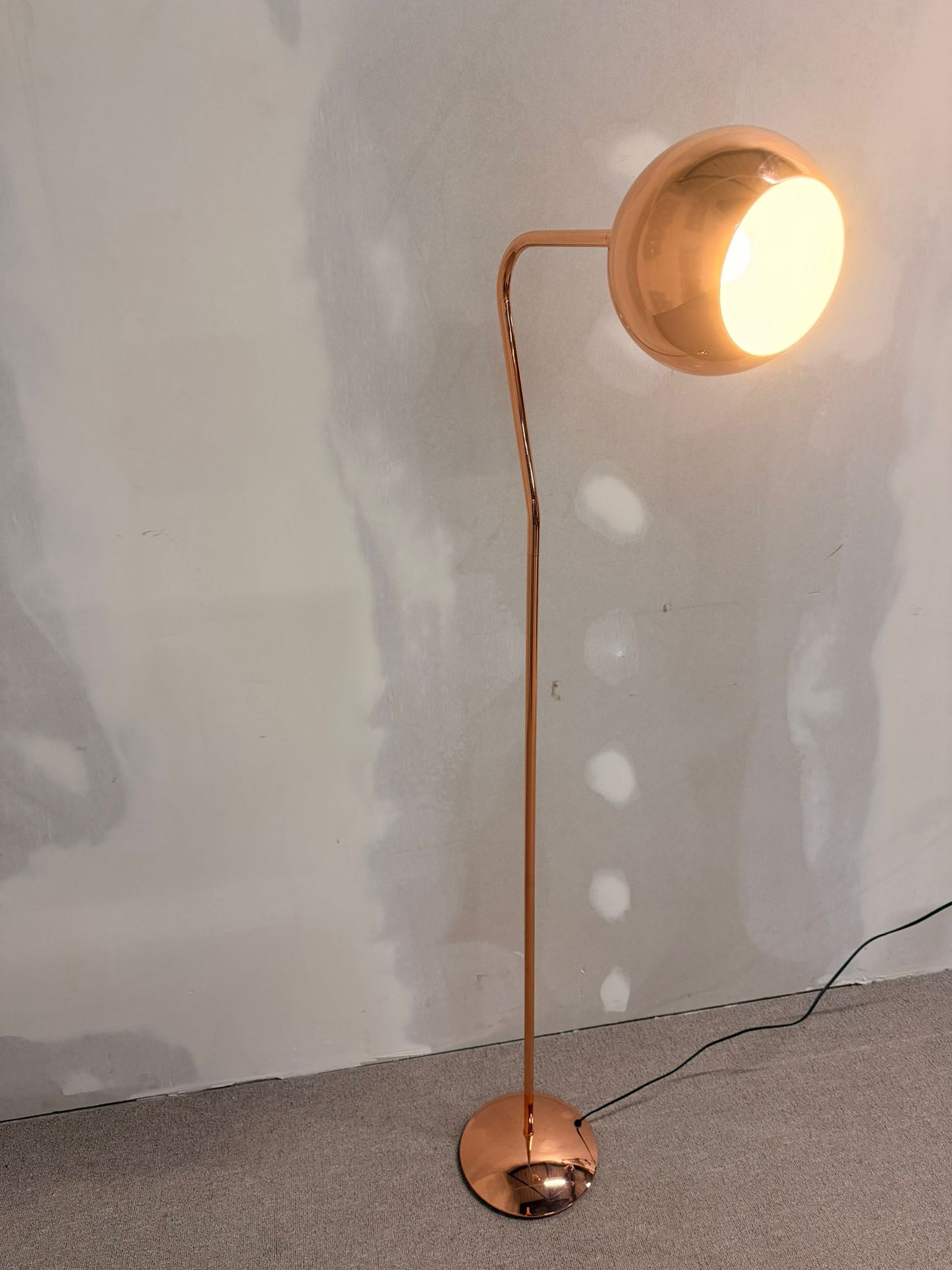 Elegante Stehlampe Kupferfarbig aus Metall, Stehleuchte