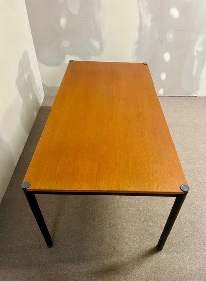 Robuster Esstisch, Tisch mit Stahlrahmen, Bürotisch
