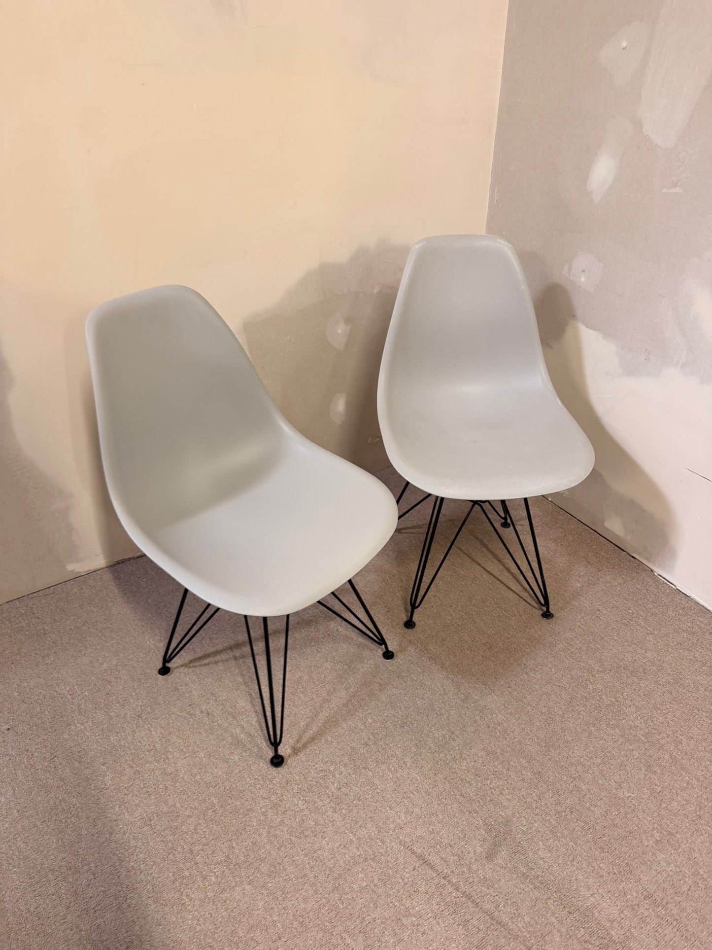 Design Schalenstuhl hellgrau ähnlich wie Vitra Eames