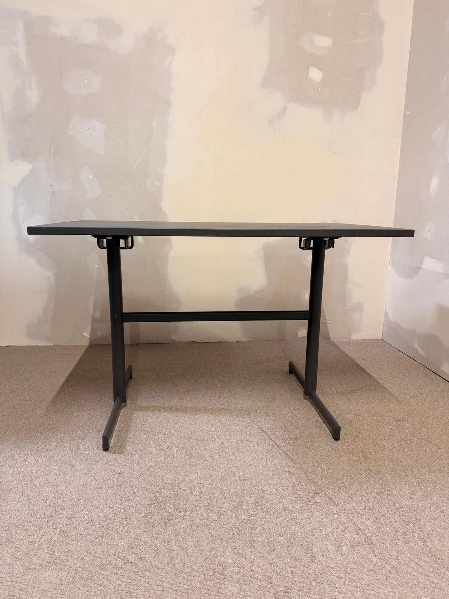 Robuster Klapptisch Gartentisch aus Metall/ Aluminium, grau