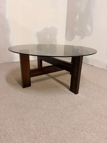 Couchtisch, 1970er Jahre Rauchglas und dunkles Holzgestell