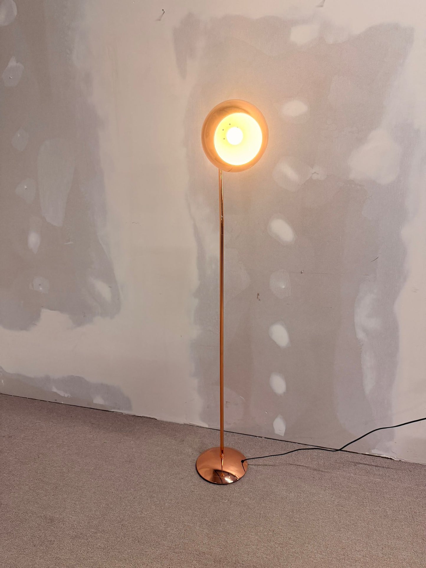 Elegante Stehlampe Kupferfarbig aus Metall, Stehleuchte