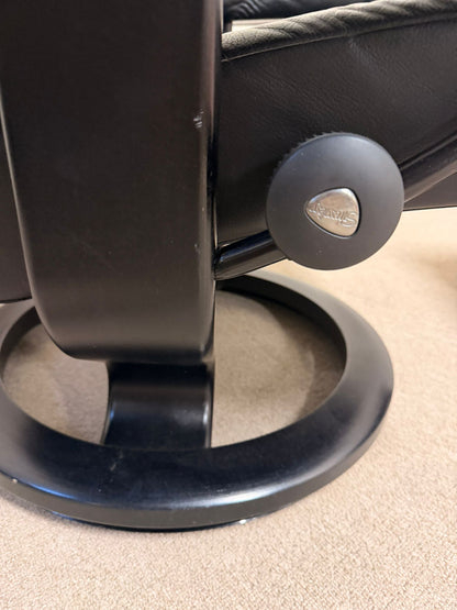 Stressless Consul Relaxsessel mit Hocker aus Leder, schwarz