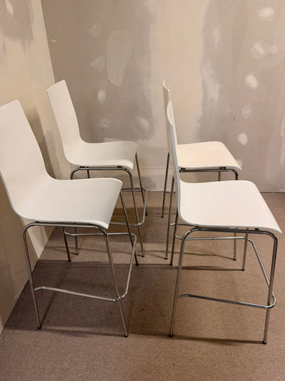 Barhocker, stapelbar, weisse Sitzschale, Metallbeine 4x verf