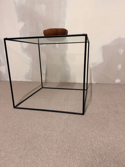 Würfelförmiger Beistelltisch Cube aus schwarzem Metall/ Glas